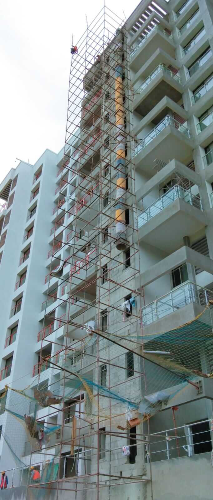 Vertical standard cuplock fittings running alongside warehouse external wall surfaces safely